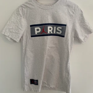 Jordan t-shirt psg  - Jordan psg t-shirt. I riktigt bra skick. Färg vit grå. 