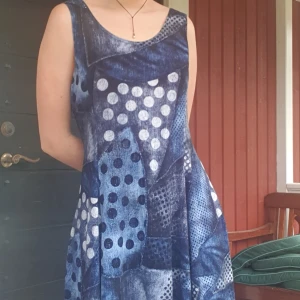 Klänning 💙 - Jättefin klänning med mänster i olika blå nyanser. Säljer för att jag aldrig har klänningar på mig så den kommer inte till användning, men hoppas den kan göra det för dig 💙