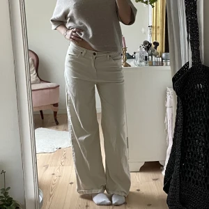 Krämvita lee jeans - Jättefina vida jeans från lee, som man kan ha lågmidgat! 