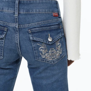 HM flare low jeans  - Slutsålda yk2 jeans från hm med låg midja och fina broderade tryckknappsfickor. Endast provade, säljs i originalförpackning. Stl 42, känns mer som stl 38-40. Köparen står för frakt.
