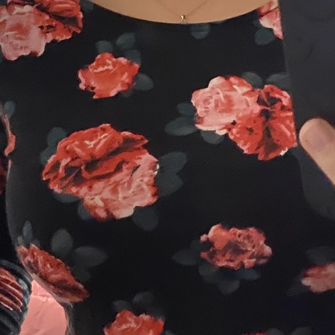 Svart långärmad tröja med blommor - 91