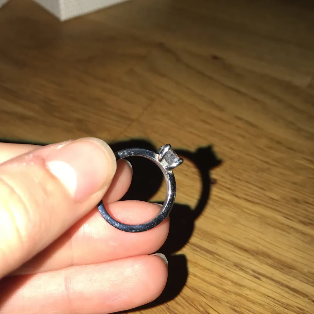 Snygg ring från Edblad med en ”diamant”. Är ganska liten så skulle säga ca xs-s i storlek. . Accessoarer.
