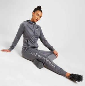 EA7 tracksuit dam - Storlek XXS i båda delarna (kan passa XS) Nypris 1800 Endast använd 2 gånger, i nyskick  Färg Grå Skriv för egen tagna bilder  