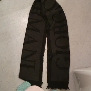 Vintage åkta Georgio Armani halsduk - En unisex åkta geogia armani scuff som är I mycket bra skick och passar till båda kön. Mycket varmt och passar till allt.Fick den som en present och har ingen att visa därför priset. 