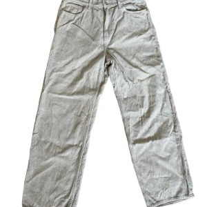 Manchester byxor - Baggy Manchester byxor från weekday cond 9/10. Storlek 30-32 i waist 30-32 längd