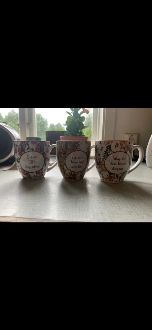 Glädjemuggar 6-pack - Glädjemuggar 6-pack. Använda 2 ggr, annars stått förvarade i vitrinskåp. Nypris 895 kr. 