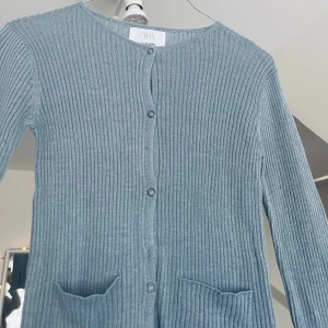 Zara Kofta - En ljusblå/turkos kofta från zara! Ribbstickad med två fickor framtill❤️‍🔥 stl 13-14 år men passar xs-s🤗 likadan kofta som annonsen med den grå koftan fast i en annan färg