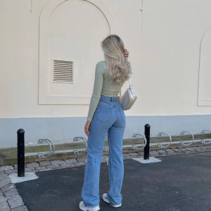 Jeans med hål  - Jeans från stradivarius, köpta för ca 2 år sen. Jag är 164cm och dessa är lite långa på mig. 