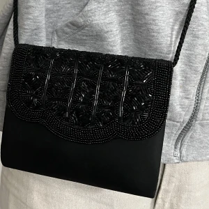 Glitter handväska - Jättefin liten svart glitterig väska, helt oanvänd! Bandets längd är 56cm 🖤✨ Perfekt till nyår