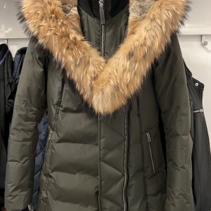 Mackage vinterjacka dam storlek XS - Mackage vinterjacka i XS. Köpt på Johnells 2018. Sparsamt använd och inte använd senaste 2 vintrarna. I fint skick. Nypris 9699kr.