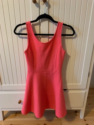 Klänning  - Rosa klänning i storlek 34. Nyskick 