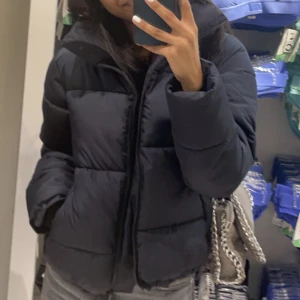 Jacka - Säljer nu denna jacka som jag köpte för bara några månader sedan. Den är använd ett fåtal gånger och är lite oversized💙 vet inte riktigt hur mycket frakten hamnar på men tar reda på det vid visat intresse