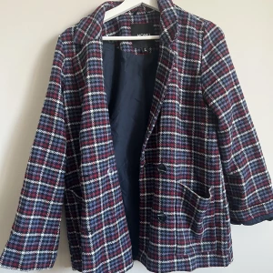 Ull-kappa - Säljer en snygg ull-kavaj från Monki. 🌿 Storlek XS.  88 polyester, 12% ull  350kr 