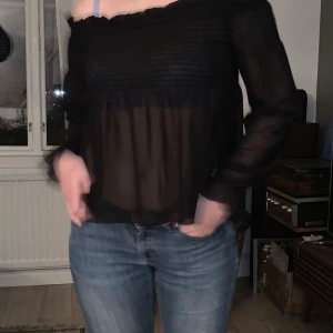 Festlig svart topp  - Stretchig svart blus i Jätte bra skick!  Jätte fin men får inte så mycket andvändning för den! 