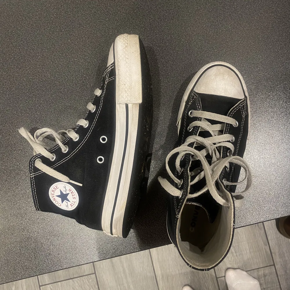 Fina svarta Converse med dubbelsula, säljer dem då dom inte kommer till användning längre. Köparen står för frakten☺️💕. Skor.