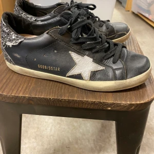 Svarta Golden goose - Storlek 39, svarta, använda en del, priset går att diskutera 