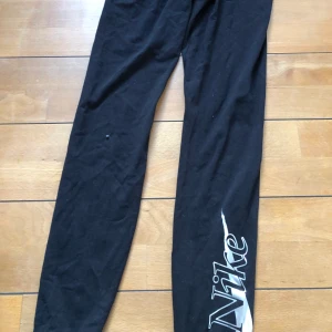 Nike byxor - Nike byxor från nike ofc!! Aldrig använda! Frakt tillkommer på 40kr 💗