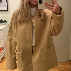 Kappa ifrån H&M - Väldigt fin och unik kappa ifrån H&M. Nästan oanvänd! Strl L så väldigt oversized på mig!