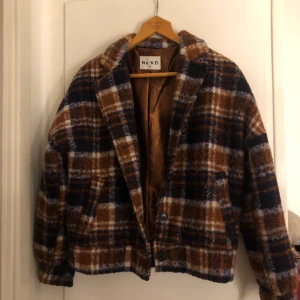 Kort Kappa - Kort och varm kappa från NAKD. Använd men i fint skick!!! 