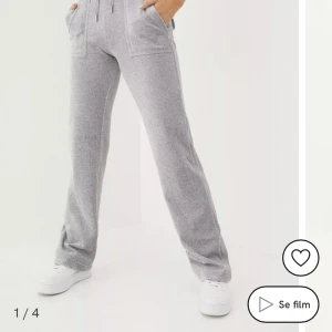 gråa Jucie couture  - Säljer mina super fina jucie byxor för att dem inte kommer till användning  Använda några gånger men i super fint skick. Frakten ingår inte i priset. 