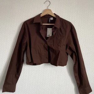 Croppad skjorta  - Croppad skjorta från H&M som aldrig kom till andvändning, prislapp kvar 
