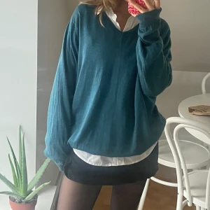Mysig Oversize Tröja i Turkos / Blå - Säljer denna supersköna blå tröjan ☺️ Supermjuk och skön mot huden och passar fint med en skjorta eller t-shirt under :)