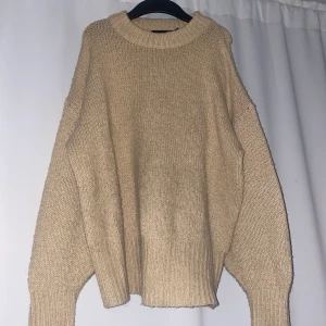 Stickad tröja  - Superfin beige stickad tröja. Kontakta mig vid intresse, köparen står för frakten💕