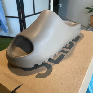 Yeezy slides adidas - Säljer mina helt oanvända yeezy slides! 10/10 skick, ”vanlig pris 1500+” storlek EU 43,5 US 9,5 pris kan diskuteras. Skriv för mer bilder.
