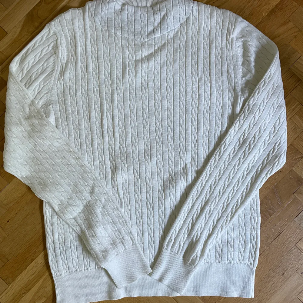 Oanvänd vit stickad tröja från crocker. Köpt för 599. Dm för frågor. Tröjor & Koftor.