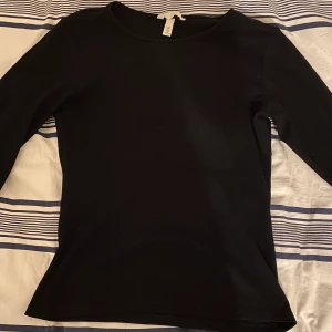 långärmad topp  - Nytt pris 149kr, frakt 49kr. Nytt och fint skick köpt förra månaden och har andvädnts ungefär 4 ggr. Har vanligtvis storlek xs och den sitter lite löst på mig. 