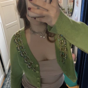 Grön stickad kofta med diamanter/kristaller - Så fin kort grön kofta i 100% Kashmir! Har ett litet hål på ärmen (skriv för bilder privat) 💕💕 utöver det är den i bra skick! passar ca s/m 💖