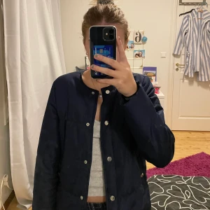 Jacka - en gullig liten jacka som inte kommer till användning! Den är ifrån Gina tricot! Nypris 399.