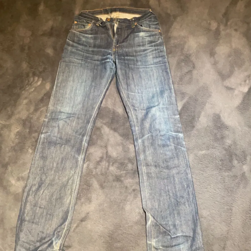 Säljer mina vintage levis jeans i W30 L34! insydda så att dom sitter bra på mig som har W28/29 men går att sprätta upp❤️ Sitter långt på mig som är ca 165cm😊. Jeans & Byxor.
