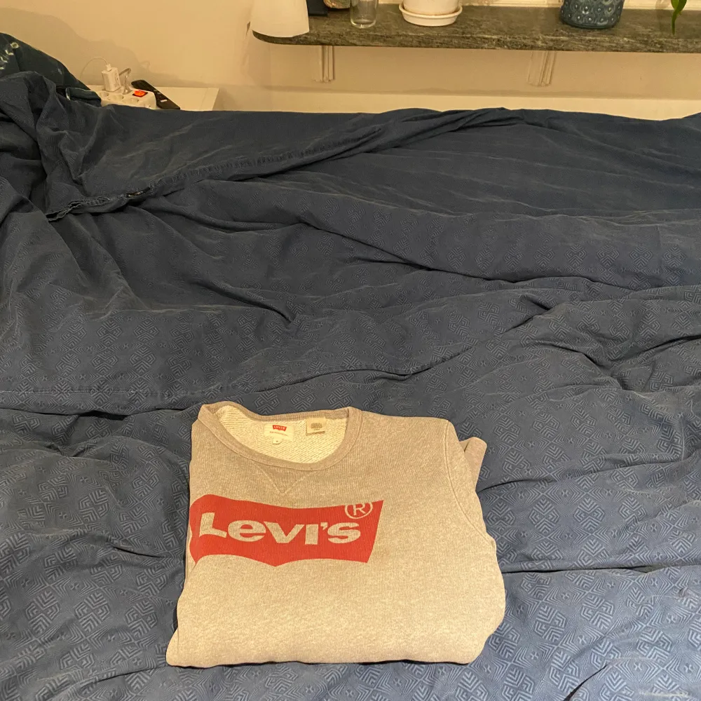 Grå Levi’s tröja med rött levi’s märke storlek medium passar dig som är 155-165. Tröjor & Koftor.