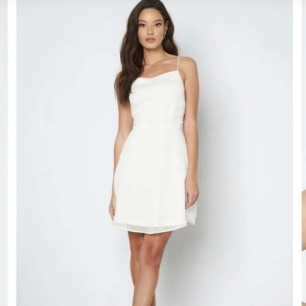 En vit klänning från Bubbleroom med öppen rygg. Använd en gång. Säljer för 350 + frakt 54. Klänningar.