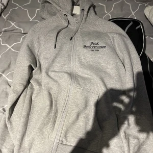 Peak performance zip hoodie - Tjena säljer min herr hoodie för att den är för stor för mig skick 9/10. Storlek L passar M köpte för 1200kr och säljer den för 700 kan gå ner i pris vid snabb affär