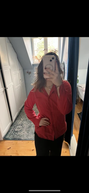 Skjorta i rött - Så fin korallfärgad skjorta! Köpt second hand, men är i bra skick💕 passar s/m 