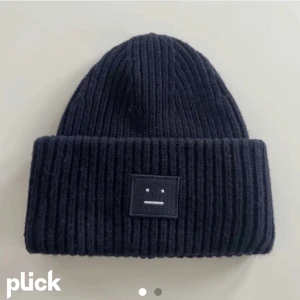 Acne mössa - Intressekoll på min populära acne mössa!! Säljer då jag har en annan, den är marinblå och knappt använd💖 Köpt för 1300kr!