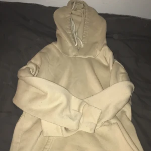 Hoodie xs  - Säljer denna beiga Hoodie   Köpare står för frakt 