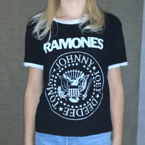 Pull and bear Ramones T-shirt  - I fint skick, endast använd tre gånger.