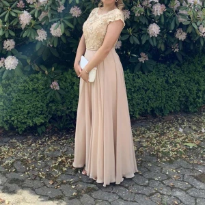 Balklänning  - Säljer min balklänning köpt på Dressroom Linné i Göteborg. Har använt den till en bal och är där efter tvättad (kemtvätt) det innebär då att klänningen är i nyskick. Nypris 4990kr. Köparen står för frakten! Kan även skicka fler bilder 🥰