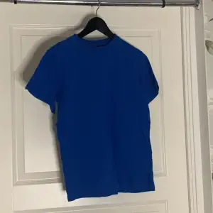 Fin blå bas t-shirt från deeone sportswear 