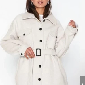 Jacka från Nelly - Oversized jacka från Nelly med skärp. Använd endast ett fåtal gånger. Den är ganska oversized så skulle säga att den passar en M men även S 