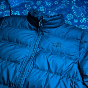 SNYGG THE NORTH FACE JACKA❄️❄️🖤🖤 - Hej säljer min förra vinterjacka nu när jag har skaffat en ny. Cond 7/10. Riktigt snygg jacka till ett bra pris. Har du frågor så är de bara att skriva!❄️🖤