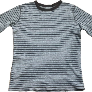 Randig långärmad  - En grå/brun randig långärmad tröja med brunt mudd vid hals och längst ner på ärmarna. Kan mötas upp i Stockholm eller frakta då köparen står för frakten💞