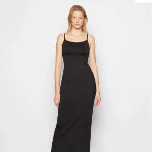 Super fin svart klänning från COS i storlek xs. Används inte pga jag är för kort för klänningen. (157 cm) 