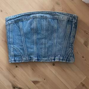 En super söt jeans top från Zara, säljer för att den inte riktigt passar😖är som ny, har använt den en gång☺️