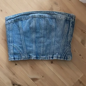Zara jeans top - En super söt jeans top från Zara, säljer för att den inte riktigt passar😖är som ny, har använt den en gång☺️