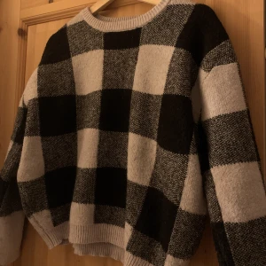 Rutig tröja - Långärmad tröja med stora rutor från H&M