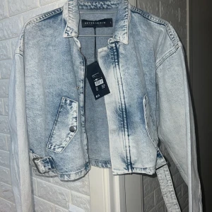 Jeans jacka från NEVER DENIM.  - Har aldrig använt den och den är ny, den kostar 699kr men jag säljer den för 300kr, den passar med vit tröja och med vit elr blå byxor, hoppas du gillar den, ❤️
